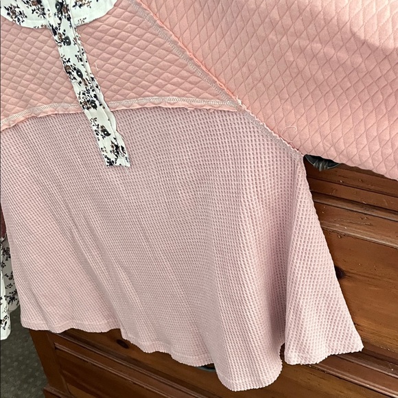 POL Quilted Pink And Cream Henley Blouse with Floral Accents Size Large NWOT - Picture 5 of 10